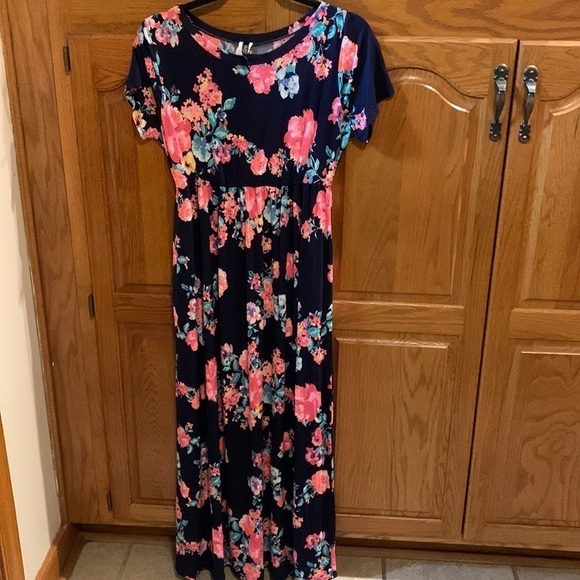 Glitzy Girlz Dresses & Skirts - Glitzy Girlz Floral Maxi Dress